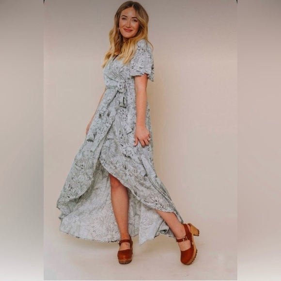 Ivy City Co Misty Island Maxi Wrap Dress Blue Gray
Floral V-neck Short Sleeve - Picture 3 of 15